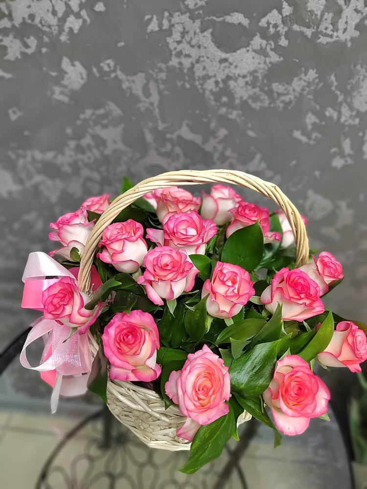 Цветочная композиция из Розы в корзине в Верхние Киги