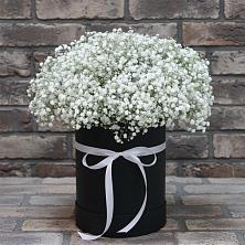Цветочная композиция из Гипсофила в шляпной коробке в Верхние Киги