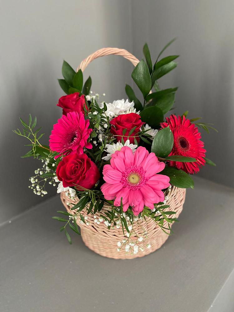 Цветочная композиция из Розы, Хризантемы и Герберы в корзине в Верхние Киги
